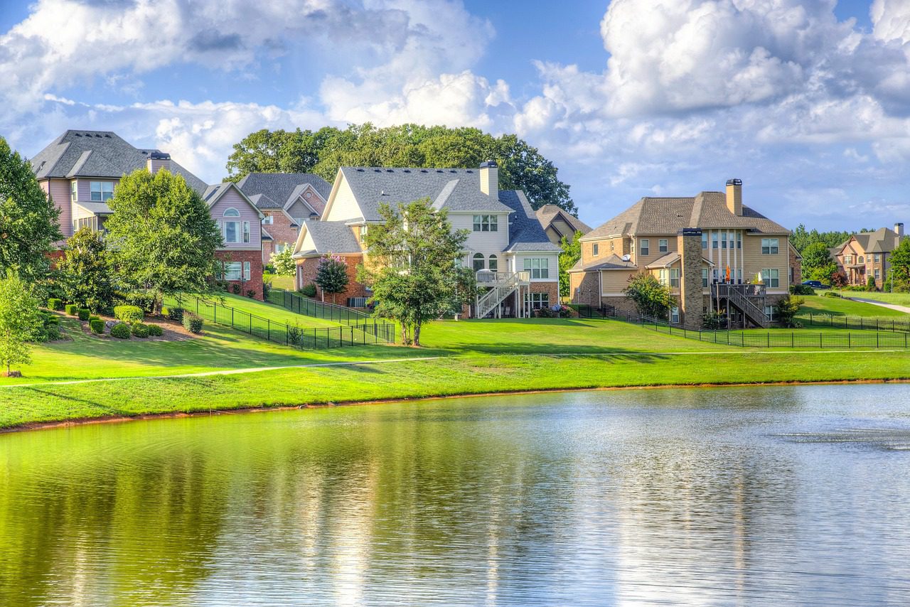 What are the Benefits of a House Near a Lake?
